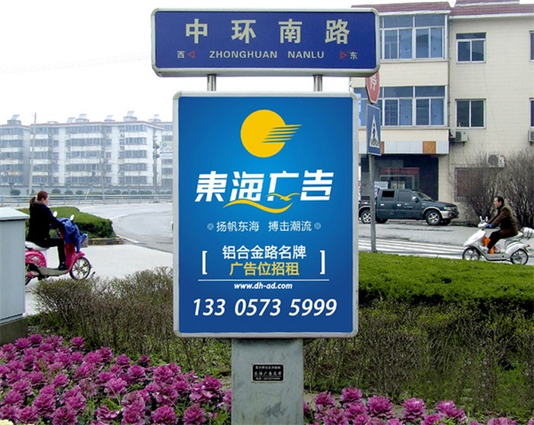 河北客戶120臺(tái)指路牌燈箱裝車