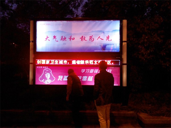 造型多樣、色彩紛呈的滾動燈箱為城市夜幕添加光彩